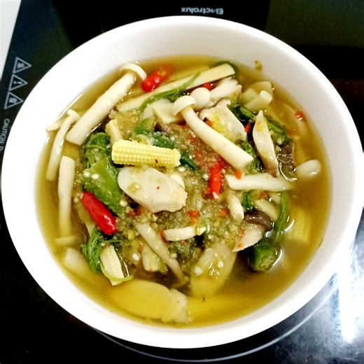 วิดีโอของ j_omma (@j_omma) พร้อมเพลง เสียงต้นฉบับ - แอบยิ้ม