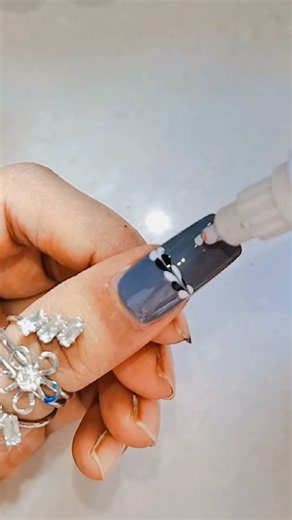 easy nails arts design 💅🏻✨🌺 ll trendy Nails tutorial 💅🏻✨🌺 ll #nailsdesignclub #ytshorts #viralvideo