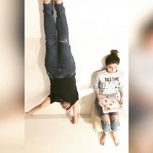 Ulta dekhoge toh seedha dikhega 🤪 When you change the way you look at things, the things you look at change! Just goes to show, nothing in life is impossible if you’re open to a different point of view towards everything in life. Sometimes, all you need is just a different perspective and BOOM... Also, ahem! @rajkundra9 this is NOT the kinda handstand I was telling you to try! 🤷🏽‍♀️🤦🏽‍♀️ But a unique kind of #MondayMotivation, so had to post it 😛😁 Don’t stop smiling. Stay safe, stay home!