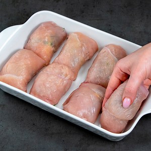 Mime a sua família com esta receita. Rolinhos de lamber os dedos! Ingredientes: peito de frango - 700 g alho - 5 g pimenta preta - 3 g para a composição do queijo : mussarela - 200 g salsa - 30 g alho - 3 dentes tomate - 3 unidades maionese - 50 g mostarda - 20 g para a salada: tomate - 150 g pepino - 200 g folhas de alface - 150 g cebola roxa - ½ unidade maionese - 50 g Dimensões da assadeira 22 X 26 cm NO FORNO 180° C/20 MIN, depois mais 10 min | Cookrate - Brasil