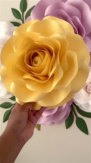 Happy Thursday everyone🤗💛💜 To purchase this rose template, please send me a DM and ill send you the link🌸 - - - #etsy #etsyshop #paperflowers #artsandcrafts #yellow #handmade #nurserydecor #lilac #paperroses #roses #love #floresdepapel #paperartist #papercrafts #valentines #loveisintheair #tiktokflowers #valentineday #videotutorial #elegant #babyroomdecor #nurserydecor #floral #softpink #valentinesdecor #crafter #rosé #yellowroses #yellowandpurple