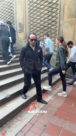 இந்த மனுஷன் எப்படி இப்படி நடக்கிறார் #shorts #funny #viralshorts