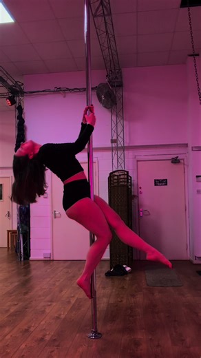 First spin class routine 🥺🤪✨ Addicted to the spin pole #polebeginner #polefitness #poledance #spinpole #beginner