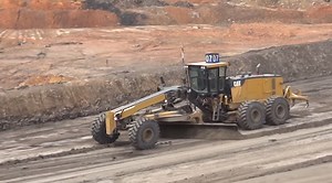 Motor grader CAT 24 M manuver