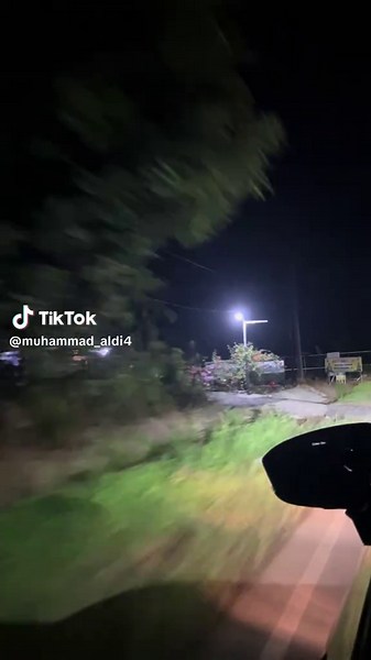 Rumah Besar Tinggal Orang di Warung Singgah — Lokasi & Kisah Hantu Durian