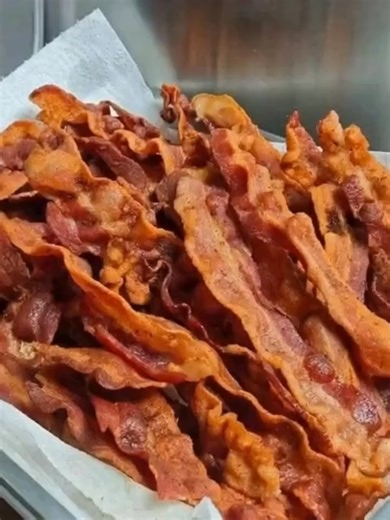 This is THE secret to the crunchiest, crispiest, and tastiest bacon ever!! Just use this ingredient to season the bacon, and you'll never go back to ordinary bacon. It also helps the bacon keep its shape. 😋 I learned this from my neighbor, who is a chef! | Tasty American Kitchen
