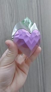 Aura Mugler Eau de Parfum Sensuelle ✨💚 عطر يأخذك في رحلة حسية بين الطبيعة والغموض، حيث يلتقي الانتعاش بالنفحات الكريمية الدافئة. تركيبة مغرية تمنحك حضورًا أنثويًا لا يُنسى! 🔹 المقدمة: أوراق القرفة الصينية 🍃✨ 🔹 القلب: الغاردينيا البيضاء المخملية 🌸 🔹 القاعدة: المسك الأبيض الناعم 🤍 وخشب الصندل الدافئ 🪵 عطر ينبض بالسحر والجاذبية، ليجعل كل لحظة لا تُقاوم! #AuraMugler #MuglerPerfume #عطر_ساحر #عطور_نسائية #جاذبية | B.parfum