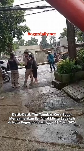 Setelah bekelana ke Sukabumi dan Cianjur, akhirnya si ibu berhasil diamankan oleh pihak Dinsos dan Satpol PP Kota Bogor #update #viral #heboh #bogordailynews #bogordailydotnet #kotabogor #ibupengemisviral