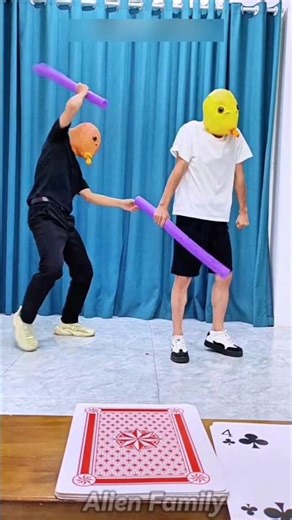 👽🤣 GUESS THE CARD OR FACE ALIEN PUNISHMENT! 😂👾 #AlienFamily #GuessTheCard #ViralGames #Shorts