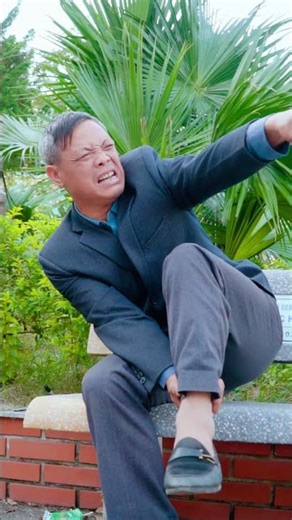 The niece asked for help by writing on her foot 🆘👣 #homeless #svshorts