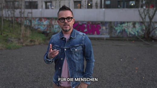 Das ist unser größtes Manko in der Körpersprache! ❌😬 „Man dürfe die Arme nicht verschränken…“ oder „Man solle mal mehr und mal weniger lächeln…“ 💬�� Es gibt viele vermeidliche Tricks in der Körpersprache. Das diese Tricks jedoch gar nicht die erwünschte Wirkung haben, wird in der Praxis schnell klar. 😕�� Was unser größtes Manko in der Körpersprache ist, wie wir es überwinden können und welche Parameter weitaus entscheidender sind, erkläre ich euch in diesem Video. 👉🎥 �Von welchen vermeidlic