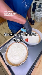 🍓 How to: Strawberry Cheesecake topping 😋 Sooooo much easier than you probably think. Can whip this together in minutes LITERALLY FORGOT THE SECRET INGREDIENT 😱 Add fresh strawberries after reducing the strawberries in the pan. This way you get the sauce but also some fresh bitable strawberries for texture 👌 I really wanna test shipping cheesecakes for the holidays. Gotta start figuring out the packaging 👀 TasteTheVibes 😉 #strawberrycheesecake #cheesecakerecipe #homemadecheesecake #strawbe