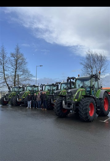 🚨 Quand 5 tracteurs prennent la route chez un client 🔥 🚜3 Fendt 720 Power 🚜2 Fendt 516 Power Merci à la Cuma Ar Bodou de nous faire confiance une nouvelle fois 🤝 #servipro #fendt #agriculture #tracteur #pourtoi