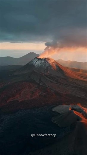 Multiple Volcanoes Across the United States Are Now Active or on Alert Several volcanoes across the United States are currently active or under elevated alert status, according to geological monitoring agencies. Most are not erupting explosively, but show signs like seismic activity, gas emissions, or ground deformation. Advanced monitoring allows scientists to track changes in real time, improving early-warning capabilities and public safety. Important Details: • Multiple U.S. volcanoes under m