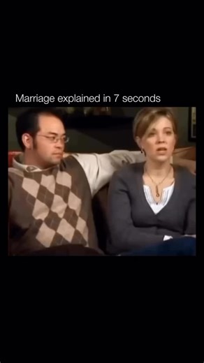 @comedycuh on Instagram: "日本利用压电瓷砖将脚步转化为电能。 这些瓷砖捕捉来自你脚步的动能。当你行走时，你的重量和动作会对瓷砖产生压力。瓷砖会轻微弯曲，从而产生机械应力。瓷砖内部的压电材料将这种应力转化为电能。每一步都会产生少量电荷，而数百万步结合在一起就能产生足够的电力来驱动 LED 灯、数字显示屏和传感器。在像涩谷车站这样繁忙的地方，每天大约有 240 万个脚步为这一系统作出贡献。这些电能可以被储存或立即使用，从而减少对传统电力来源的依赖，并支持可持续的城市基础设施。这种方法将日常运动转化为实用的可再生能源。 #日本 #知识 #事实 #你知道吗 #推荐 科技 创新 历史 技术 实验 热门"