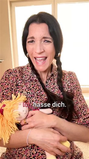 Dr. Martina Stotz on Instagram: "In diesem Reel erfährst du, was du tun kannst, wenn dein Kind dich beschimpft! ❓Gibt es Situationen, in denen dein Kind dich beschimpft? Schreib mir gerne in den Kommentaren! **Werbung** Dein Kind rastet aus – und du explodierst mit? Du weißt nicht, wie du Grenzen zeigen sollst, ohne zu schreien? Du fühlst dich hilflos, wenn dein Kind vor Wut tobt? 💥 Dann ist mein kostenloses Wut-Webinar genau richtig für dich! Das lernst du für 0 Euro: ✨ Wie du selbst ruhig ble