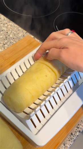 🥔 Domácí bramborový knedlík - recept podle mojí mamky, který NIKDY nezklame 👌🏻 Ingredience: • 1 kg brambor (uvařených ve slupce den předem) • 200 g hrubé mouky • 100 g dětské krupice • 1 vejce • sůl podle chuti (asi 2 větší špetky) Postup: 🍴Brambory uvař ve slupce den PŘEDEM, oloupej a ulož přes noc do chladu. 🍴Brambory najemno nastrouhej. Přidej sůl, mouku, dětskou krupici a jedno vejce. 🍴Rukama vypracuj hladké, nelepivé těsto. Rozděl ho na 3 stejné díly a vytvaruj z nich válečky (knedlík