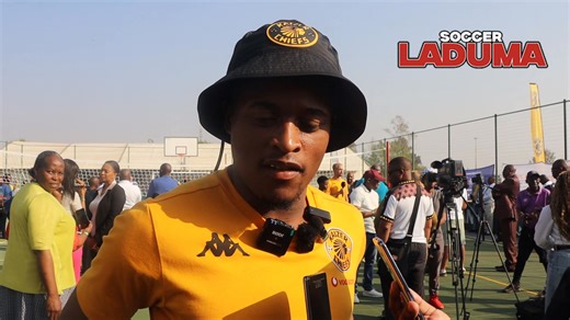 Wandile Duba Opens Up: Death Threats, Pressure & Chiefs’ Title Ambitions Kaizer Chiefs striker Wandile Duba speaks candidly at the Nedbank multipurpose court handover at Phulong Secondary School in Springs, sharing his thoughts on the club’s strong start to the season, the pressure of leading the line, and the disturbing fan abuse he’s faced online. 🗣️ “You do well, they talk. You do bad, they talk,” Duba says, addressing criticism around his aggressive playing style and revealing how death thr