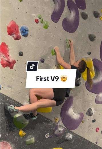 First V9 🤯 | Took me 10 weeks after my first V8 I’m so happy with my progression, hard work really does pay off 🔥 After 3 sessions, I could do all the moves, but I couldn’t link them together. This route was long 😅 It took me 3 more sessions to finally send it 😁 Still very much in my style: strength with a bit of crimping 😛 I’ll probably plateau soon… haha. Can’t wait to see what my limit is 😁💪 #climbing #bouldering #climbergirl #progress #strongwomen