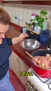 Astăzi am ales ceva simplu și bun: varză călită. O spăl, o storc, o toc mărunt și îi dau un mic upgrade de gust 💫 adaug morcov, păstârnac și ceapă – pentru mai multă savoare, mai multă plăcere. Mâncare simplă, ingrediente curate, gust care chiar te bucură. Și da, e genul de preparat care îți arată că nu e greu să mănânci bine și să te simți bine. Îți recomand din inimă să o încerci 🤍 Uneori, cele mai simple alegeri sunt cele mai bune. #manancsimplu #mancaresanatoasa #gatitsimplu #alegericonsti