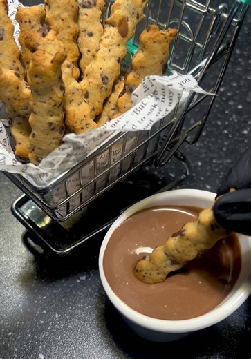 Συνταγή💥Cookie Fries✨ Ζύμη: 130g Βούτυρο 60g Ζάχαρη Άχνη 5g Εκχύλισμα Βανίλιας 1 Αυγό 265g Αλεύρι για όλες τις χρήσεις 140g Κουβερτούρα Υγείας Chocolate sauce: 100g Κρέμα Γάλακτος 35% 125g Κουβερτούρα Υγείας 20g Τυρί Κρέμα Recipe💥Cookie Fries✨ Dough: 130g Butter 60g Icing Sugar 5g Vanilla Extract 1 Egg 265g All Purpose Flour 140g Dark Chocolate Couverture Chocolate sauce: 100g Milk Cream 35% 125g Dark Chocolate Couverture 20g Cream Cheese #cookie #baking #easyrecipe #asmr #foodtok