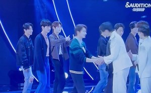 じょうくん本っ当に1位でデビューおめでとう🎉これからも応援します！！そして推しと推しが握手しました。今日は私の命日です。#enhypen #&TEAM#jungwon #jo #握手 #命日 #推し×推し @enhypen