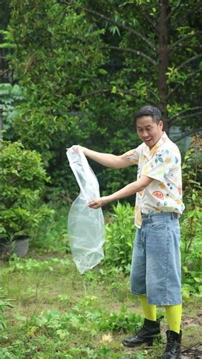 Homemade Raincoat from Bubble Wrap #OopsSurvival