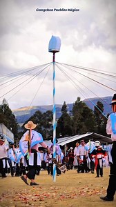 ✨ Mira cómo los bailarines de Cotogchoa sostienen el tejido de las cintas 🤗 En esta danza tradicional, el palo se mantiene erguido sobre el suelo gracias a la coordinación de los bailarines, que lo sostienen solo con las cintas mientras bailan con fuerza y gracia 🎶 Un detalle que muestra equilibrio, tradición y pasión por la cultura 🇪🇨 # #cotochoapueblitomágico #bailarinestradicionalesdecotogchoa #tejidodelascintas #TradicionyCultura #danzatradicional #cantonrumiñahui | Cotogchoa Pueblito M