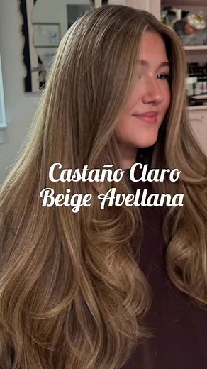 Un tono que roba miradas ✨ El castaño claro beige avellana combina reflejos suaves y luminosos que aportan elegancia, movimiento y un brillo natural irresistible. Ideal para pieles claras y medias que aman los tonos cálidos y sofisticados 💫 #colorimetria #cabelloperfecto #rubiosdeensueño #castañoclaro #beigeavellana #haircolor #balayage #tonosnaturales #mechasbeige #hairstyle #tendenciacabello #rubios2025 #colordemoda #cambiodelook #cuidadocapilar #coloristaprofesional #hairgoals #hairlover #in