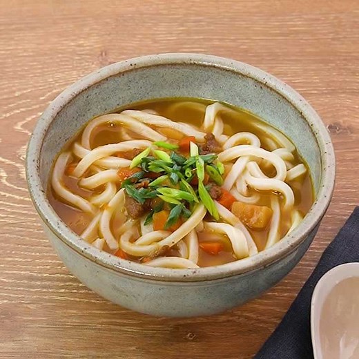 お手軽な一品！ レトルトで作るカレーうどんのレシピ動画・作り方 | デリッシュキッチン