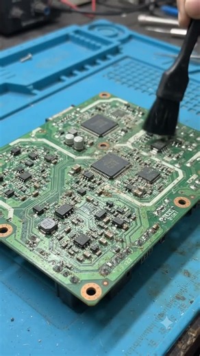 PCB Cleaning Kaise Kare? 🔥 Dust PCB Cleaning | Electronics Repair #Shorts