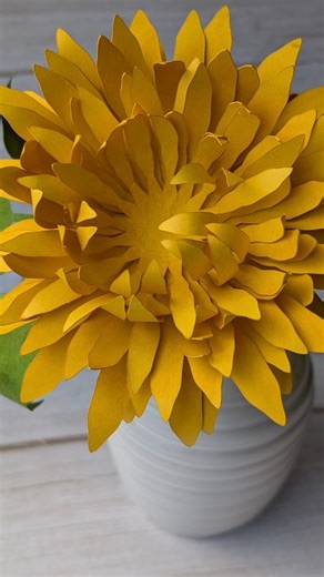 ✨ I love this flower design! ✨ Paper projects truly come to life with just a little inking, shaping, and glue to pull it all together. One flower design = so many possibilities 🌸 Cards, decor, embellishments… this one does it all. I’m sharing more inspiration and project ideas in the Silhouette Secrets newsletter this month 💌 And bonus — newsletter subscribers get this Flavir Designs flower FREE this month! ✂️ Cut on the Silhouette Cameo 5 🎨 Design by @daniela_moscone__flavirdesign Save this 