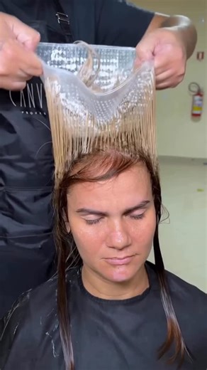 Anderson Salgado on Instagram: "🔥E se você utiliza-se o bronzeamento capilar (abertura de fundo) para você corrigir cabelos? Pode ser na touca ou no papel, Morenas iluminadas ou loiros, a técnica que eu criei vai te dar essa liberdade! E é essa semana que vou lançar esse treinamento online! Usei os produtos da @canvenseprocompany 👉Quer participar?"