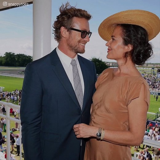 The Hollywood relationship that was an example for everyone is over. Simon Baker has broken up with Rebecca Rigg, breaking the hearts of all fans and sparking thousands of theories. What's yours? | Icons