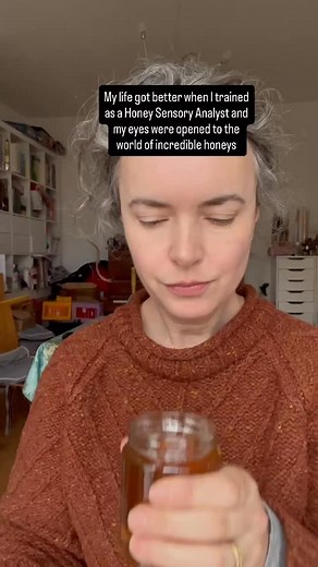 I’m running a Honey Tasting Workshop in a couple of weeks! Come and join me and find out how honey sommeliers taste honey, how bees make honey and taste some delicious UK honeys 🍯 It’s being held in a cosy studio in Tufnell Park. Booking is in our website shop | Highgate Honey