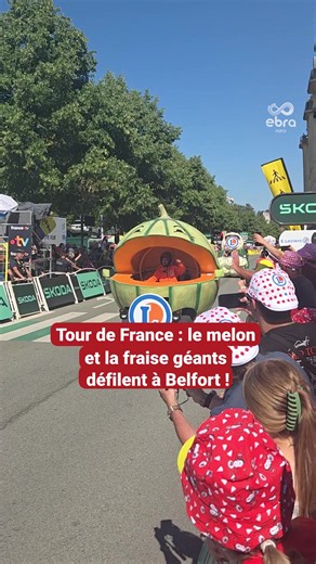 Le Tour de France, c’est aussi le spectacle haut en couleurs de ses caravanes publicitaires, rivalisant d’originalité les unes avec les autres ! Ici, le melon et la fraise géants lors de l'étape entre Dole et Belfort. #sinformersurtiktok #tourdefrance #leclerc #belfort