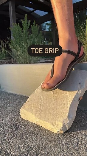 Toe stability🦶🏾🔺🦵🏼affects all movement. Our toes play an important role in balance and movement– particularly the big toe. In traditionally barefoot populations, the big toes angle outwards, which is an evolutionary adaptation to provide more stability and help evenly distribute pressure underfoot. The toes play a vital role in helping keep us balanced and stable while traversing a variety of textures and terrains– however, this is inhibited when we squish our feet into narrow shoes that pr