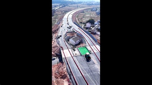 House Left Isolated in the Middle of Highway Due to Land Dispute