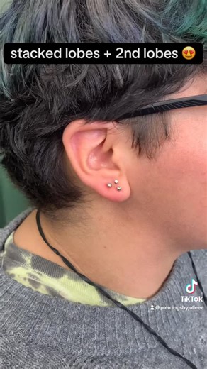 j🪡 on Instagram: "watch me pierce stacked lobes + 2nd lobes 😍 walk ins from 10:30am-7:30pm @tattoo_kings20 #losangeles #losangelespiercer #stackedearlobepiercing #piercings #piercer #explorepage #earpiercings"