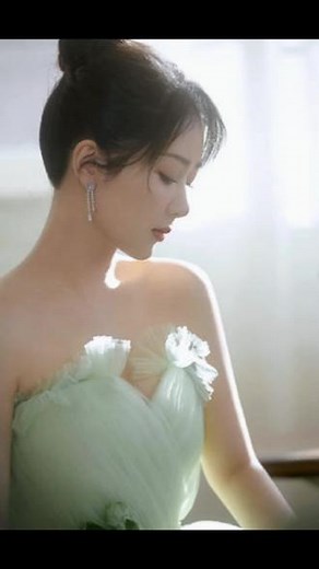 杨紫绿色抹胸纱裙-#杨紫 抹胸绿色纱裙真的太鲜了，心动的感觉扑通通，杨紫你说还有啥风格是你不会的