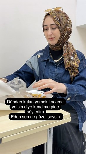 ÖZGE Baştürk Yenilmez on Instagram: "bayat ekmekleri ne yapıyorsunuz Çocuk; babama yediriyoruz Edep sen ne güzel şeysin😂😂 #edepsennegüzelşeysin #keşfet #akım #fyp #yemek"