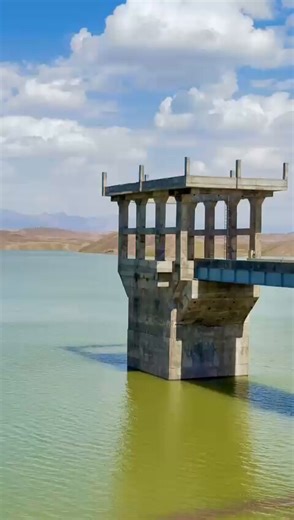 دهرات بند پاشدان چي تازه جوړ او نن پارچاو شوبرای نخستین‌بار، آب بند پاشدان در ولایت هرات به روی دهقانان باز شده و روند استفاده از آب آن برای آبیاری زمین‌های زراعتی آغاز گردیده است.امتیاز ویدیو: آژانس باختر.