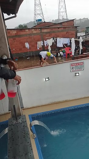 Menino da Piscina: Diversão e Dias Incríveis