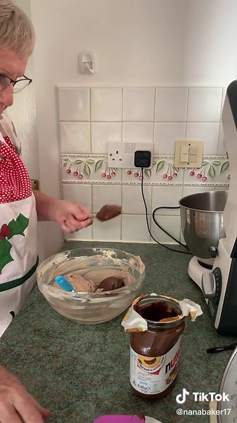 Nutella Buttercream Recipe: Easy & Delicious