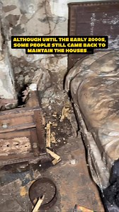 Entering this place feels like stepping into a broken time machine. Officially, this village was emptied in 1965 when the nearby mines were shut down. It was a sentence for everyone. ⛏️🚫 Yet, as you explore the houses, you find “modern” objects: a calendar from January 2005, clothes still hanging in the wardrobes, beds covered with protective plastic. The explanation is heartbreaking: the owners refused to let their homes fall into ruin. For nearly 40 years, they returned every summer, trying t