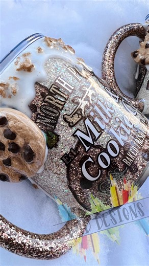 Full tutorial is available on my YouTube channel! Link is in the comments! #glittertumblers #fblifestyle #holidayseason #christmas #christmasgift | VMD Designs