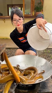 118K views · 1K reactions | Watch how tender eel transforms into a glossy, flavorful stir-fry that’s irresistible in every bite. | Spoonful Secrets | Facebook