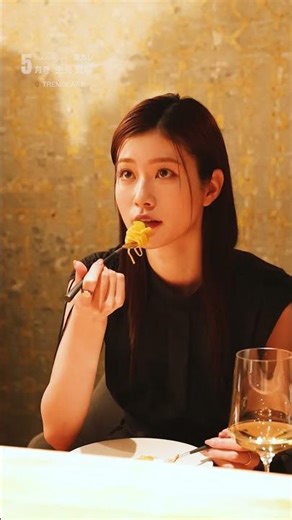 [#Ikumi Airu's first appearance on the cover✨ ˎˊ˗] During the shoot, Ikumi devoured the specialty...