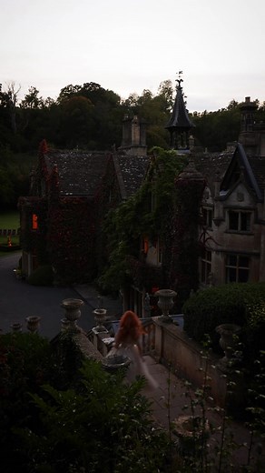 Once upon a time 🥀🏰📖 Nestled in the heart of the Cotswolds is the Manor House, right in the picturesque village of Castle Combe. It’s one of my favourite places to visit in the autumn, the manor looks straight out of a fairytale. Would you stay here? #thecotswolds #visitbritain #england #castlecombe #themanorhouse #fairytale #beautyandthebeast #springcourt #autumncourt #acotar #englishaesthetic #autumnaesthetic