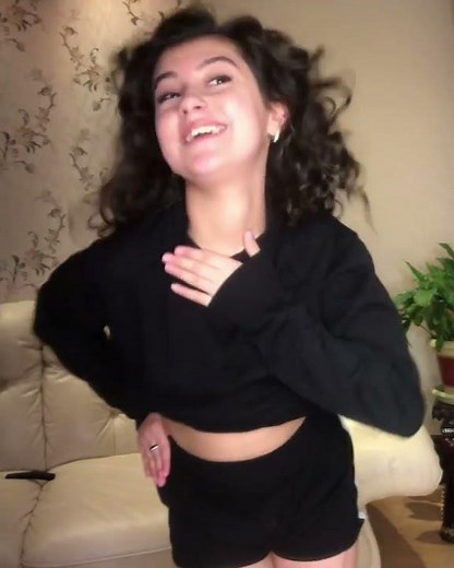رقص بنت ١٥ سنه بشورت جسم جامد